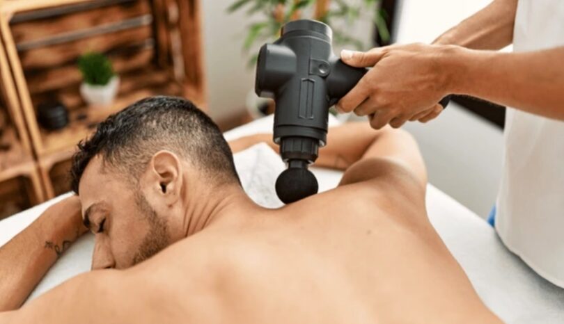 Hoe massage guns kunnen helpen bij het verlichten van chronische pijn