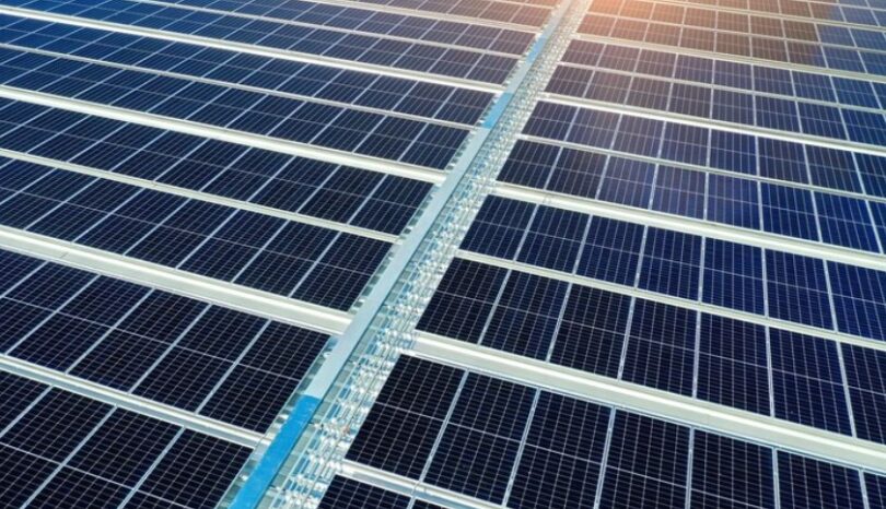 Welke factoren bepalen de kosten van zonnepanelen?
