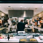 Een moderne professionele keuken met energiezuinige apparatuur en duurzame materialen voor horeca-inrichting.