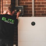 Een moderne thuisbatterij die energie opslaat voor huishoudelijk gebruik, geplaatst in een moderne woonkamer.